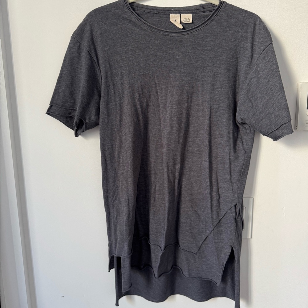 Grey Feathers Men’s Double Stich TShirt Size Medium